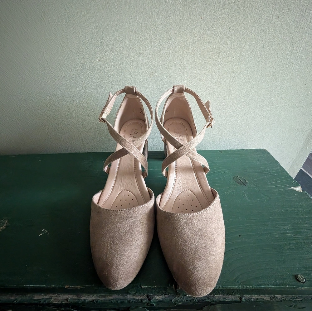 Journee Collection Foster Pump